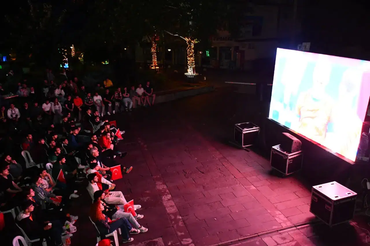 Artvin'de Büyük Coşku: Milli Maç Heyecanı Belediye Önünde Yaşandı