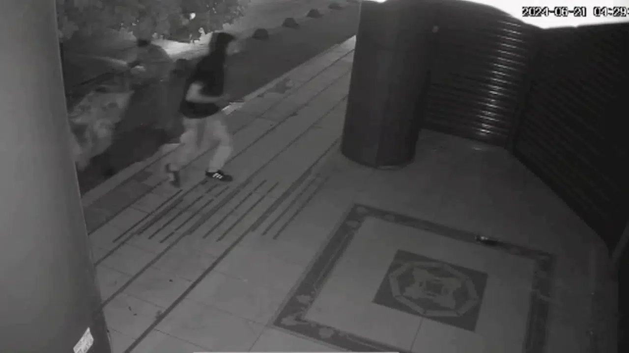 İstanbul- Gaziosmanpaşa'da kolona kaplı alüminyumu çalan hırsızlar kamerada 