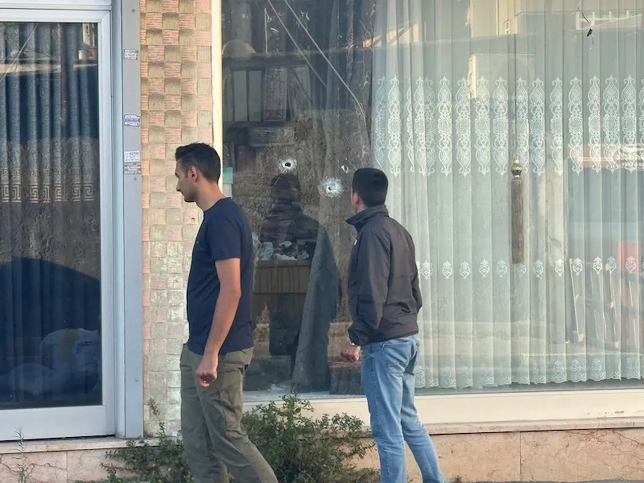 İstanbul- (Özel) Sultanbeyli'de otomobil gasbedip polise ateş açan şüpheli vurularak yakalandı