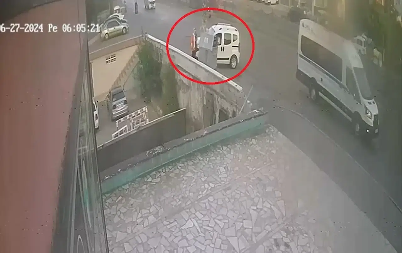 Hafif ticari araç, minibüs ile kaldırımdaki kadına çarptı; kaza kamerada