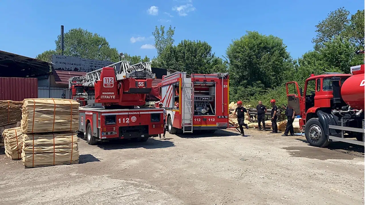 Düzce'de ahşap imalathanesinde çıkan yangın söndürüldü