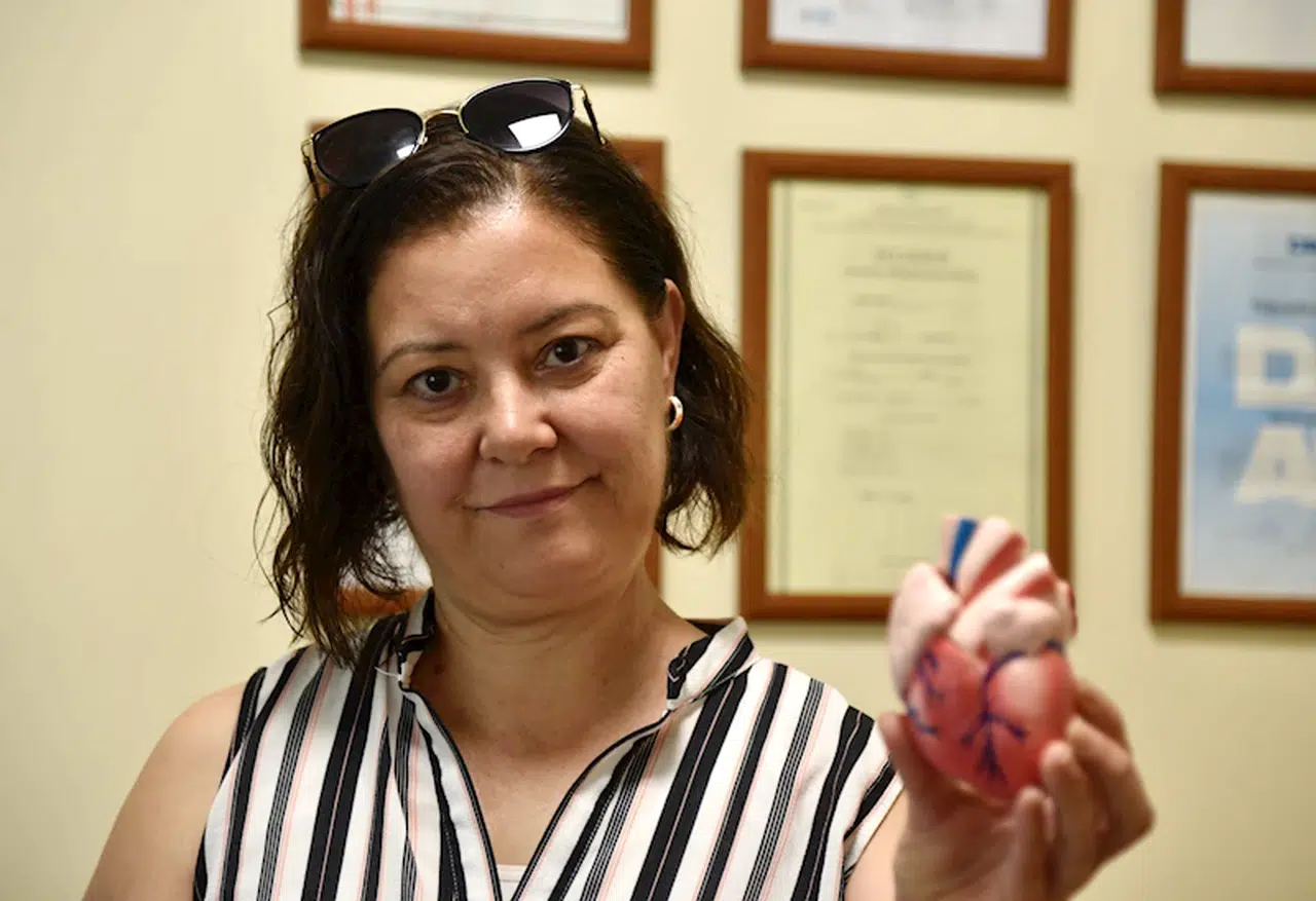 Meme altından 5 santim kesiyle kalp kapakçığı değişti