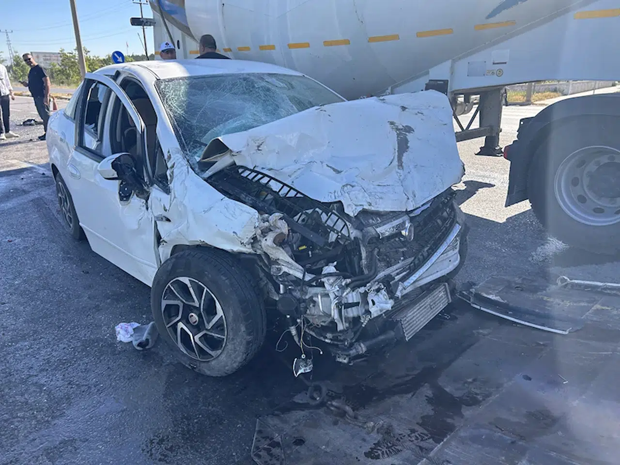 Sivas’ta yakıt yüklü tanker ile otomobil çarpıştı: 1'i ağır, 2 yaralı