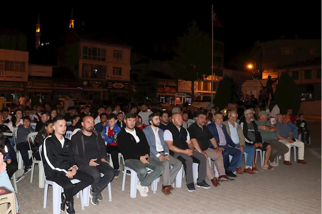 Havza'da vatandaşlar, Çekya-Türkiye maçını meydana kurulan dev ekrandan izledi