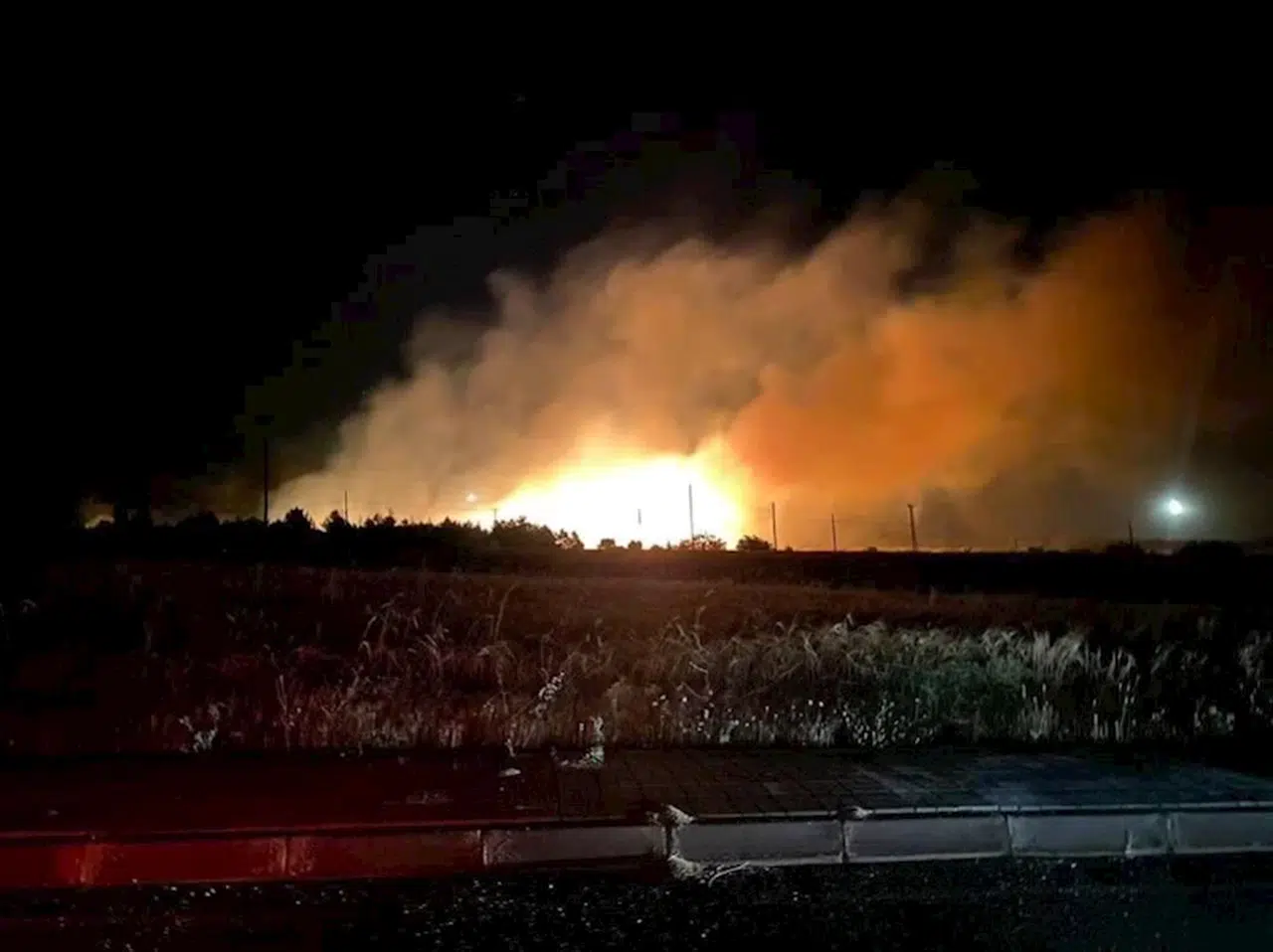 Elazığ'da çıkan örtü yangını kontrol altına alındı (2)