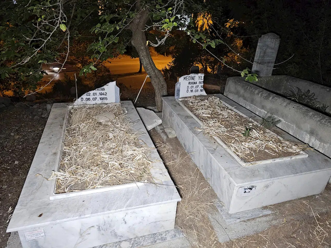 Adana'da mezar taşlarına saldırı