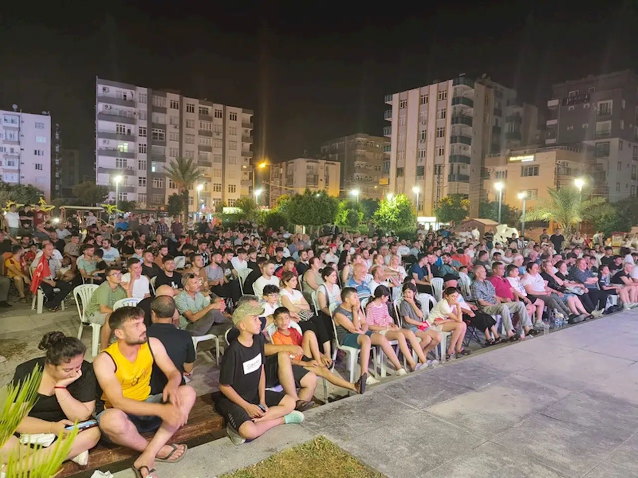 Ceyhan'da binlerce kişi tek yürek olup milli maçı izledi