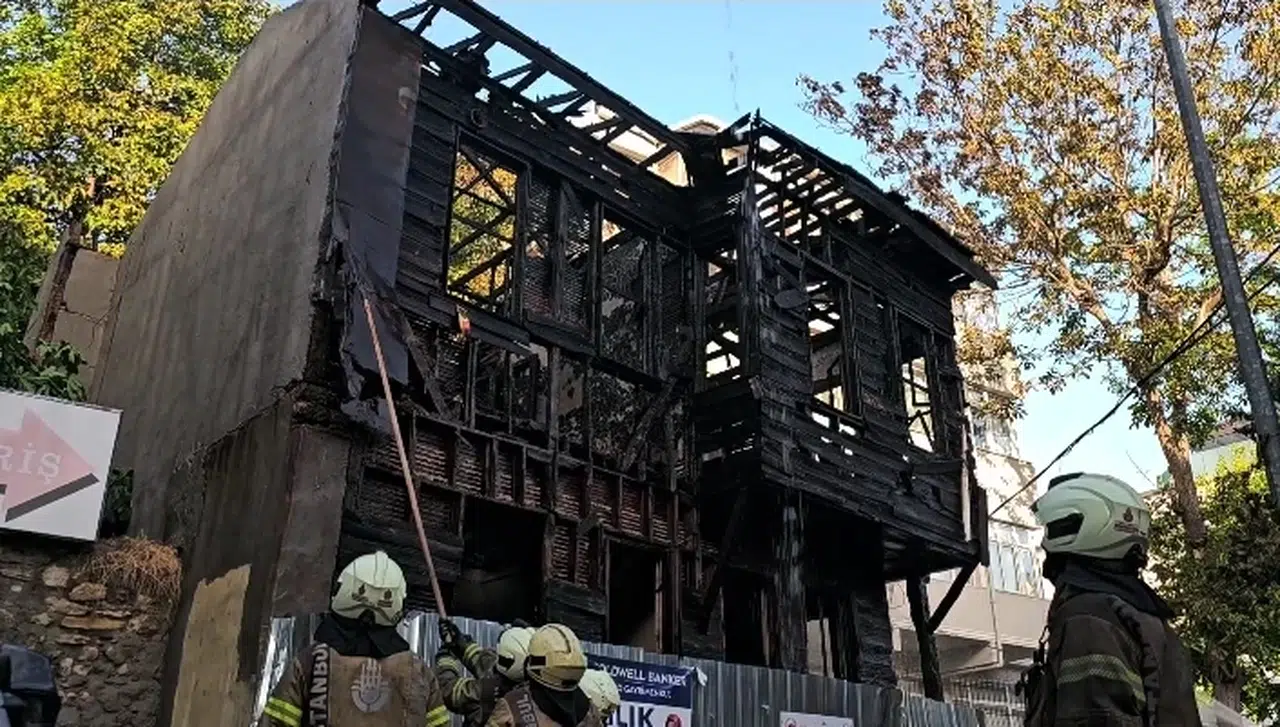 İstanbul - Fatih'te ahşap bina yangını (Geniş haber ve havadan görüntü)