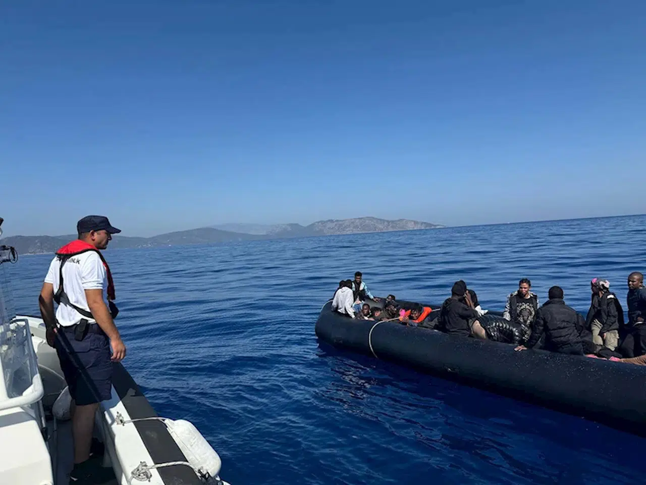 Kuşadası'nda 36 kaçak göçmen kurtarıldı