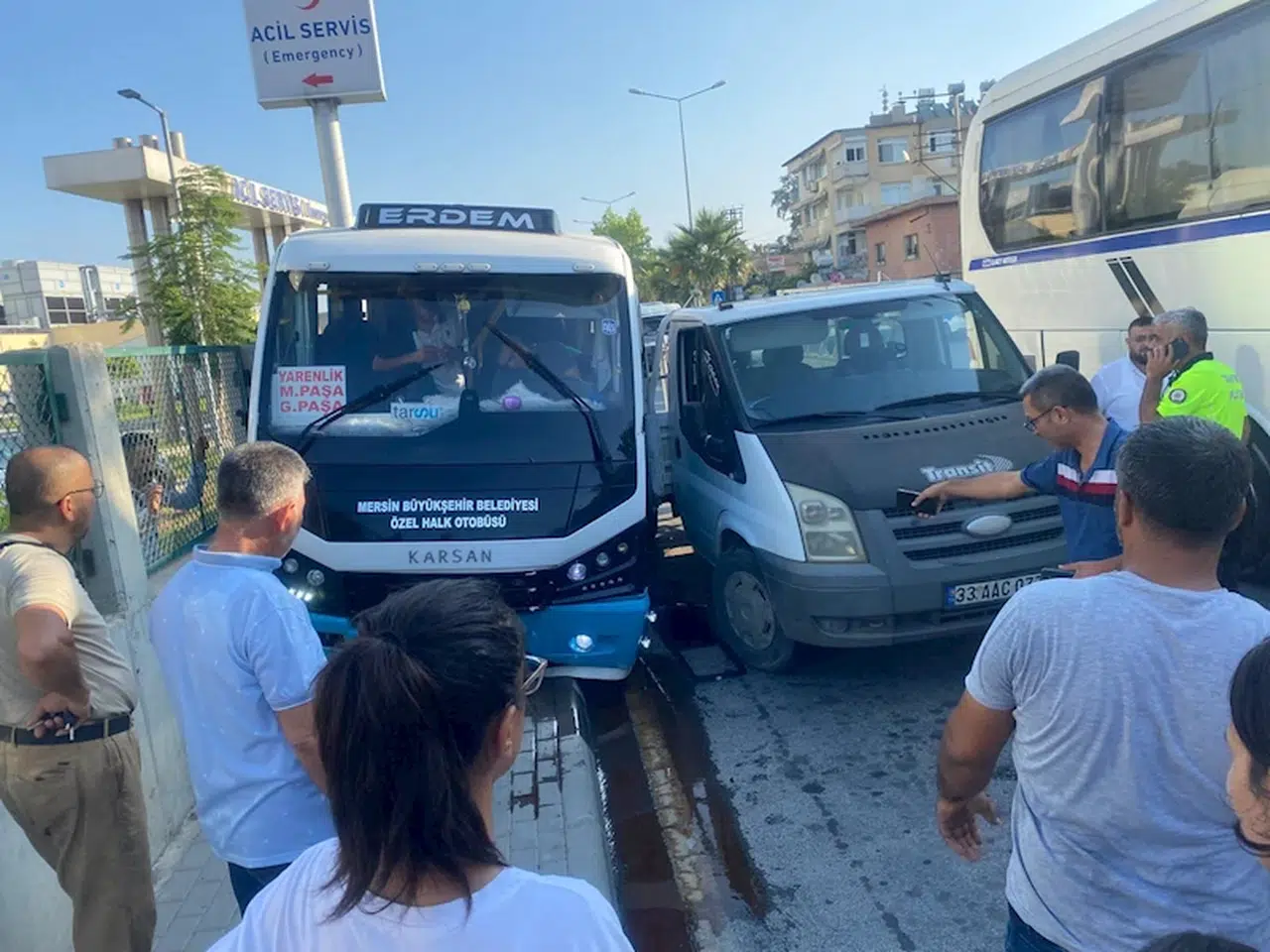 Minibüs hastane duvarına çarptı: 1 yaralı  