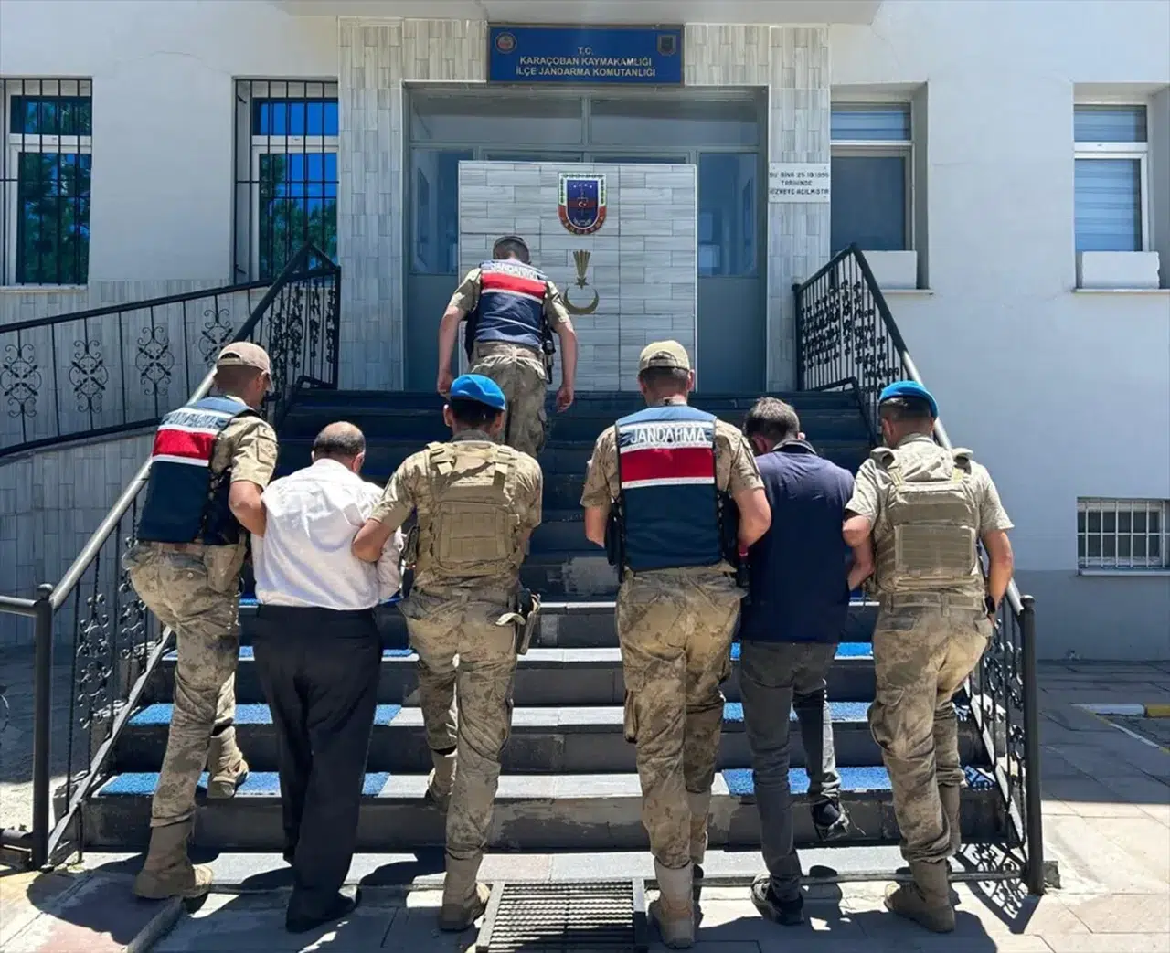 Erzurum'da evlerinin bahçelerinde saldırıya uğrayan baba öldü, kızı yaralandı