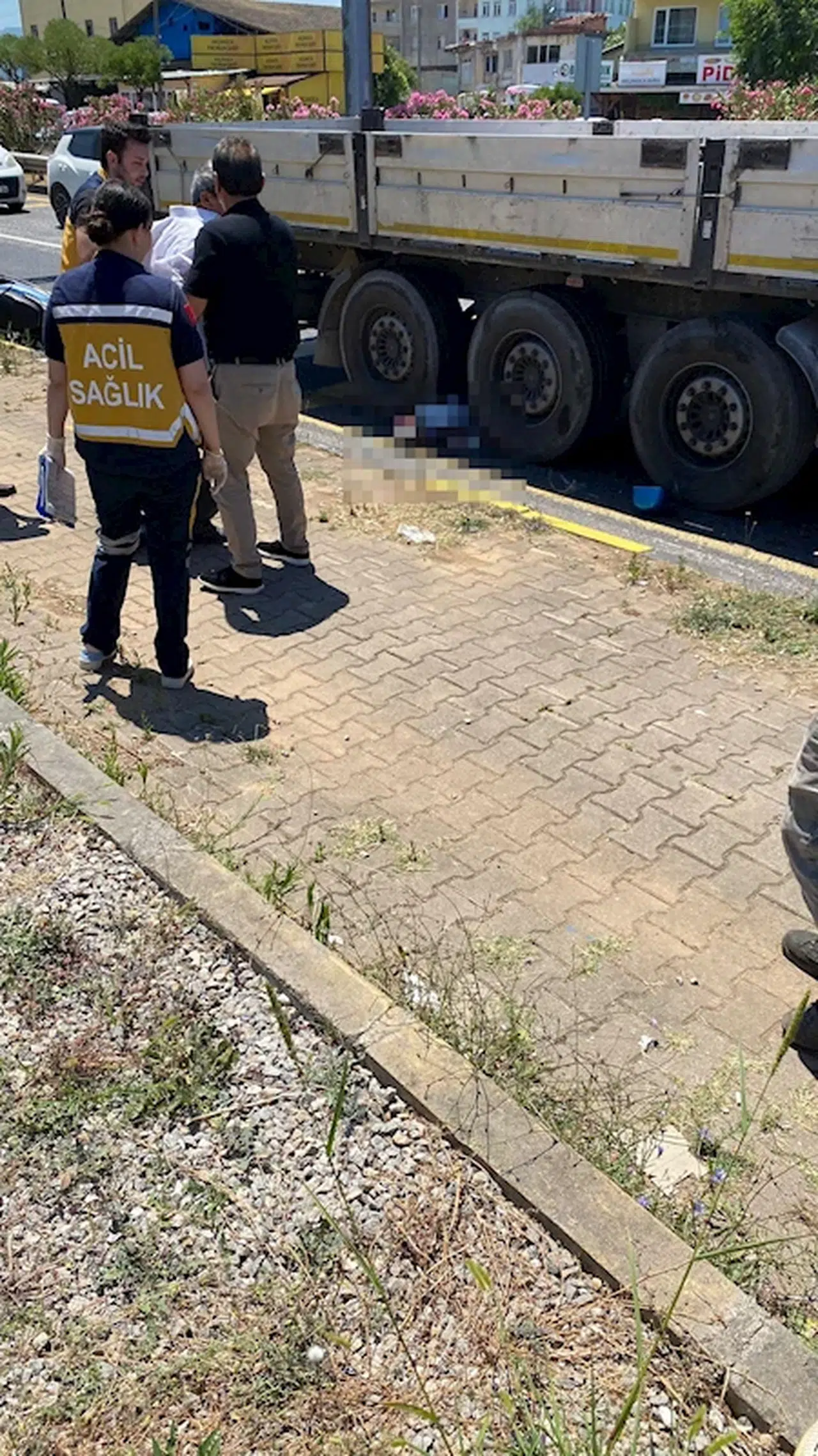 Eşinin kullandığı motosikletten düşüp yandaki TIR'ın altında kaldı