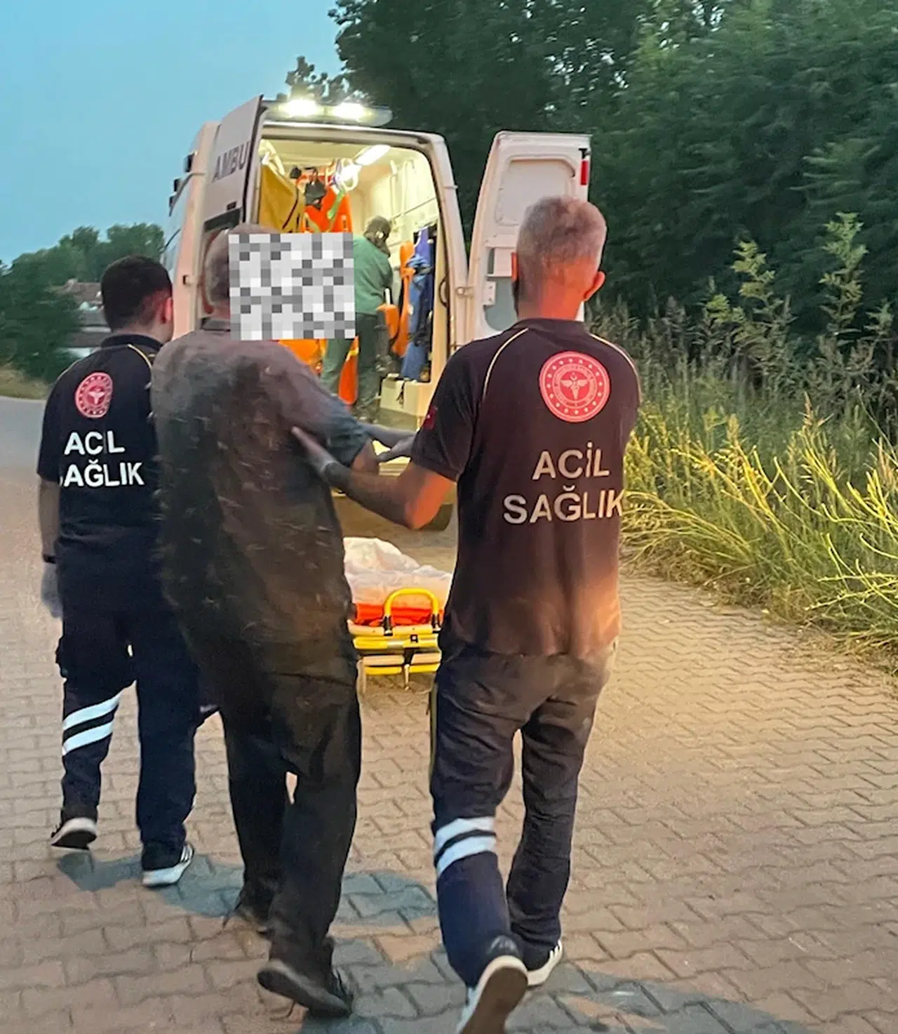  Dereye düşen vatandaşı itfaiye ekipleri kurtardı