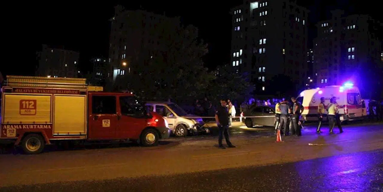 Malatya'da hafif ticari araç ile otomobil çarpıştı: 1 ölü, 2 yaralı
