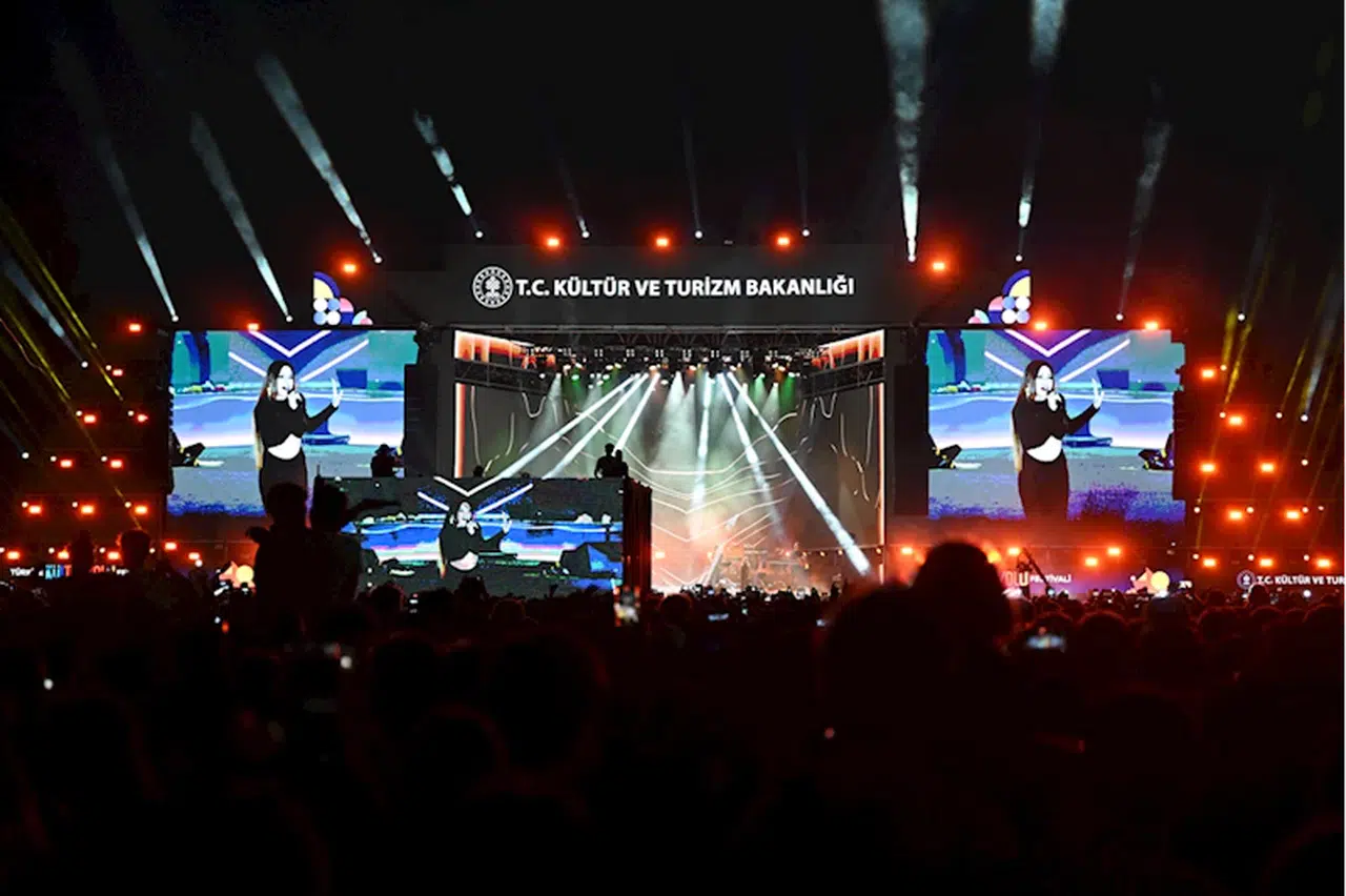 Şarkıcı Simge, Trabzon Kültür Yolu Festivali kapsamında konser verdi