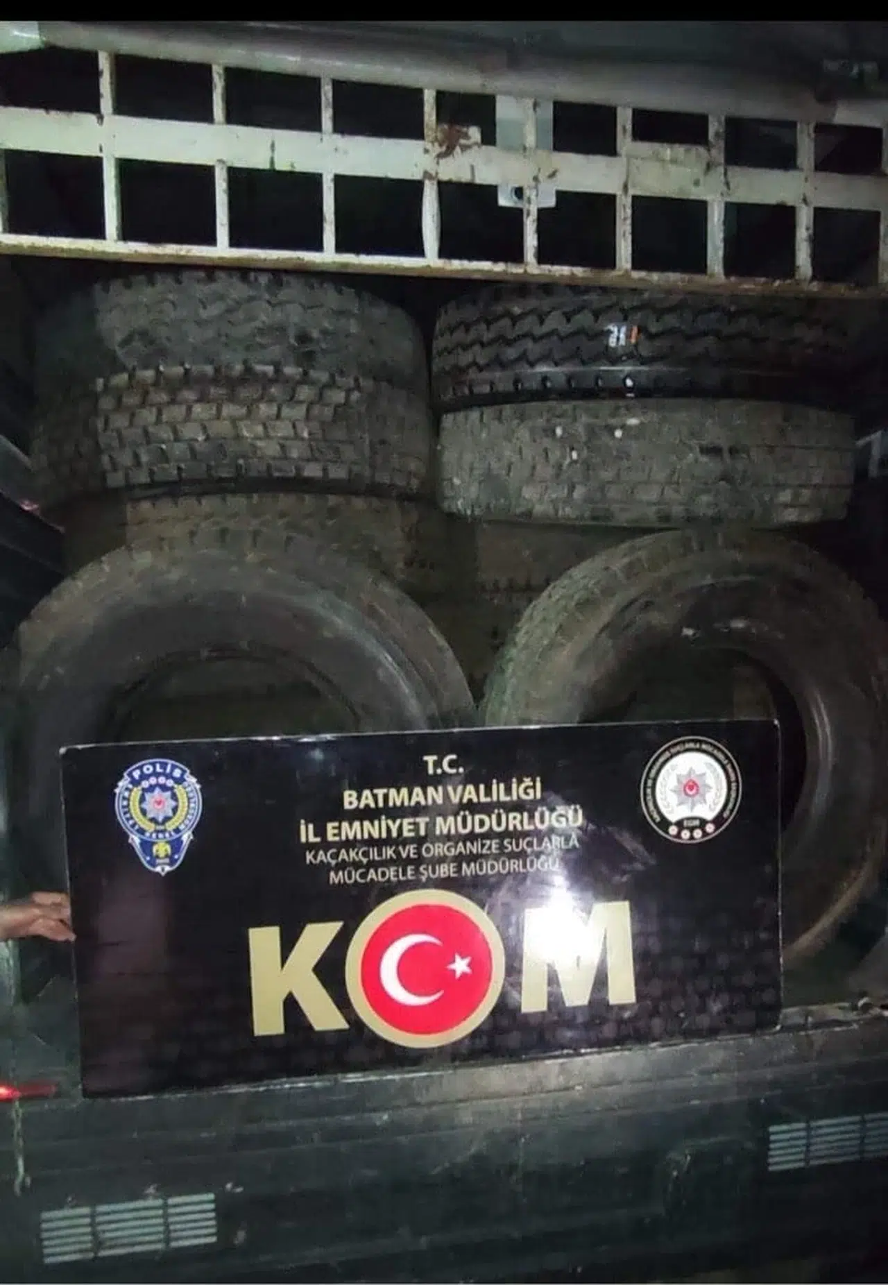 Batman’da 44 gümrük kaçağı kamyon lastiği ele geçirildi