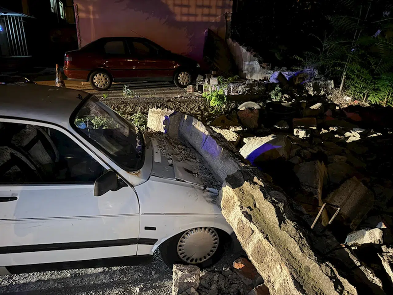 Kayseri'de bahçe duvarı çöktü; 3 otomobilde hasar oluştu
