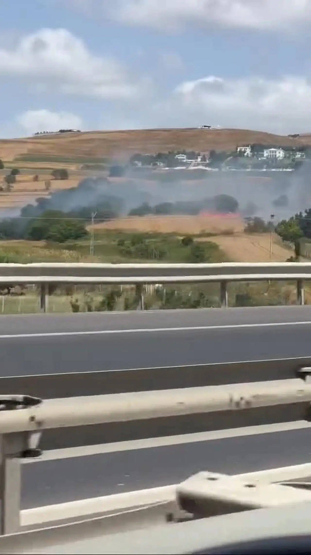 İstanbul- Silivri'de anız yangın: Alevler evlere yaklaşıyor