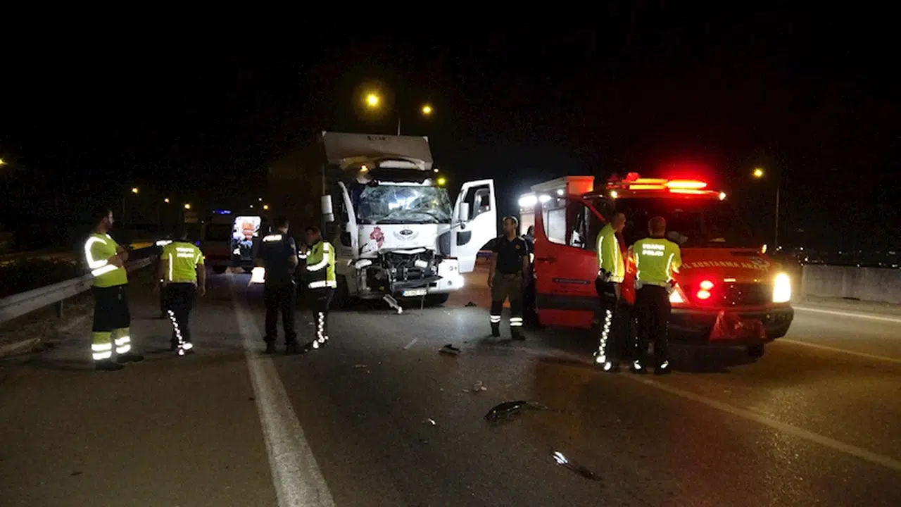 BURSA'da seyir halindeki TIR'a çarpan kamyon sürücüsü kabin içinde sıkıştı (VİDEO EKLENDİ)