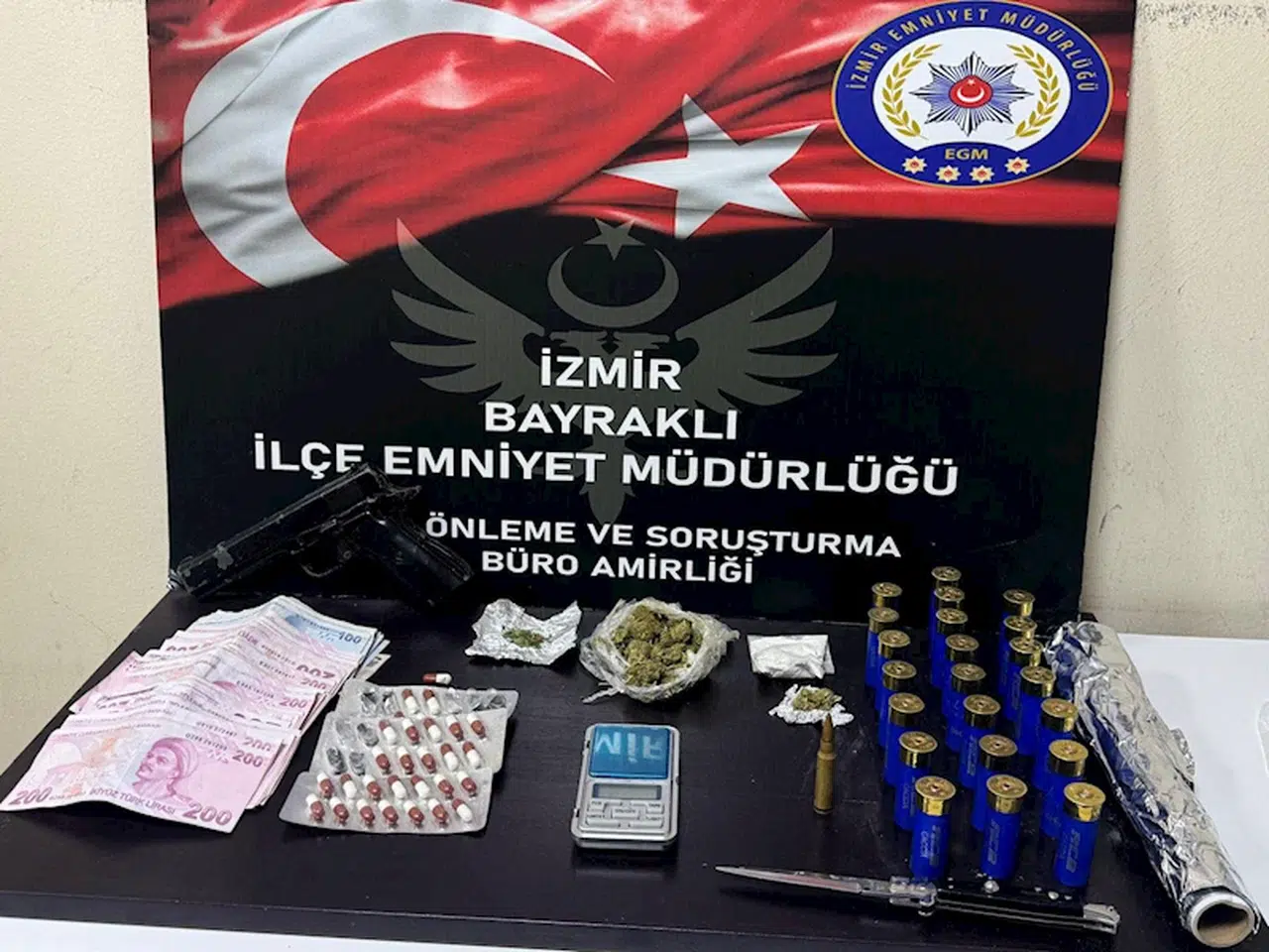 İzmir'de 33 yıl kesinleşmiş hapis cezasıyla aranan firari yakalandı