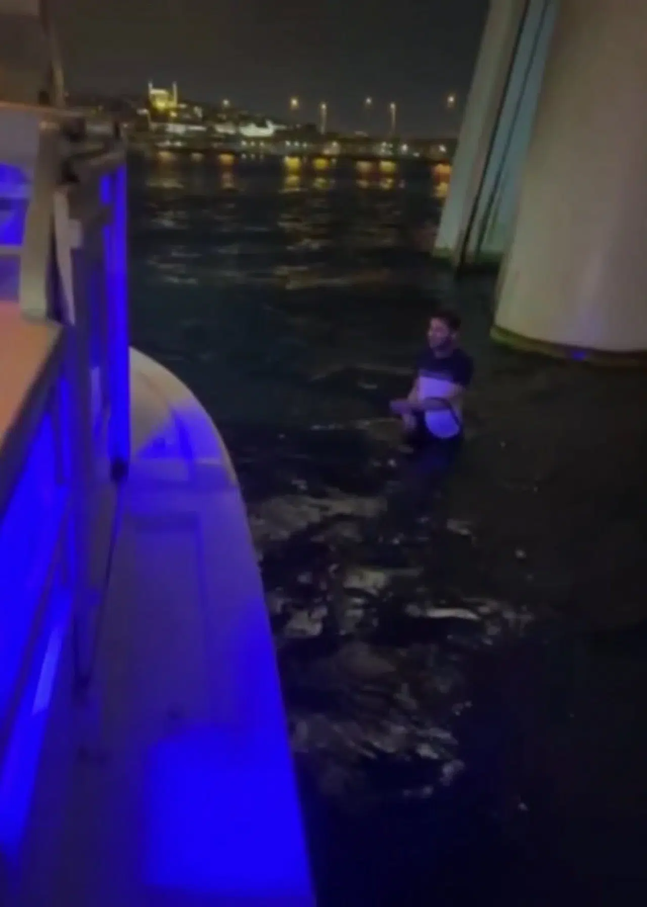 İstanbul - Haliç Metro Köprüsü'nden denize düşen genci tur teknesi kaptanı kurtardı