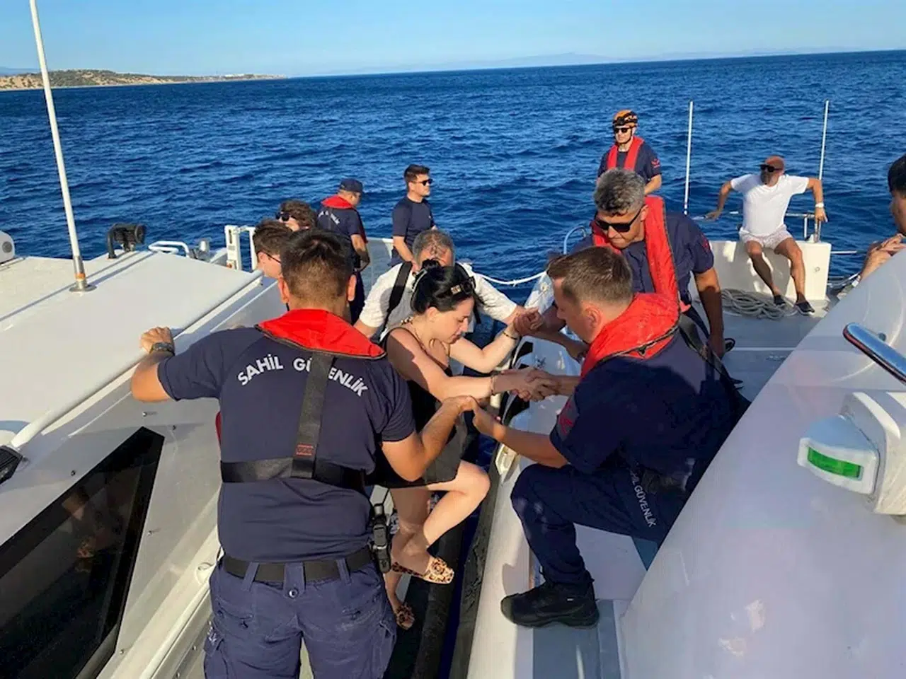 Çanakkale'de antik kentteki yangında mahsur kalan 99 kişiyi Sahil Güvenlik kurtarmış