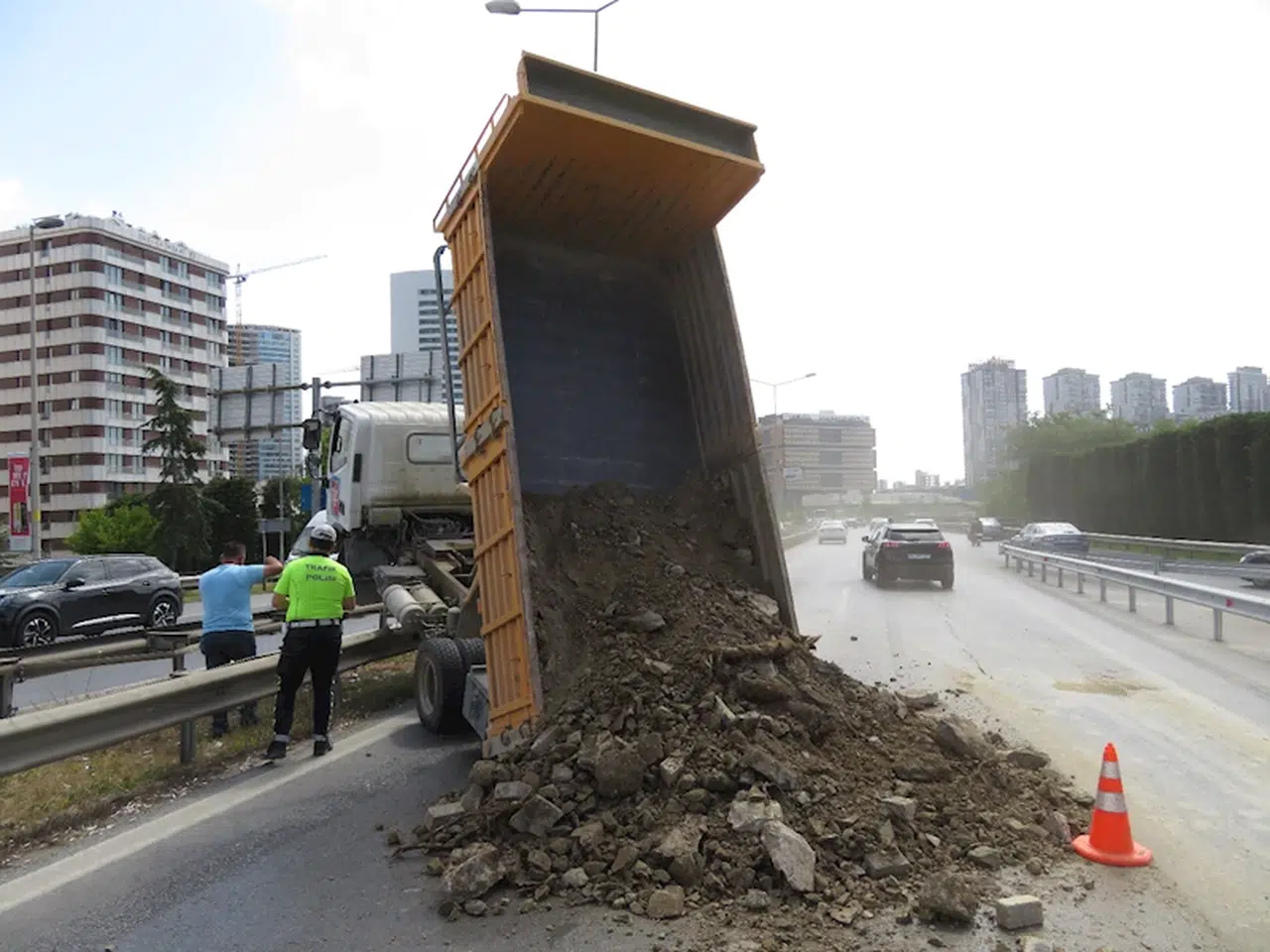 İstanbul- Ümraniye'de damperi açılan kamyon bariyerle çıktı