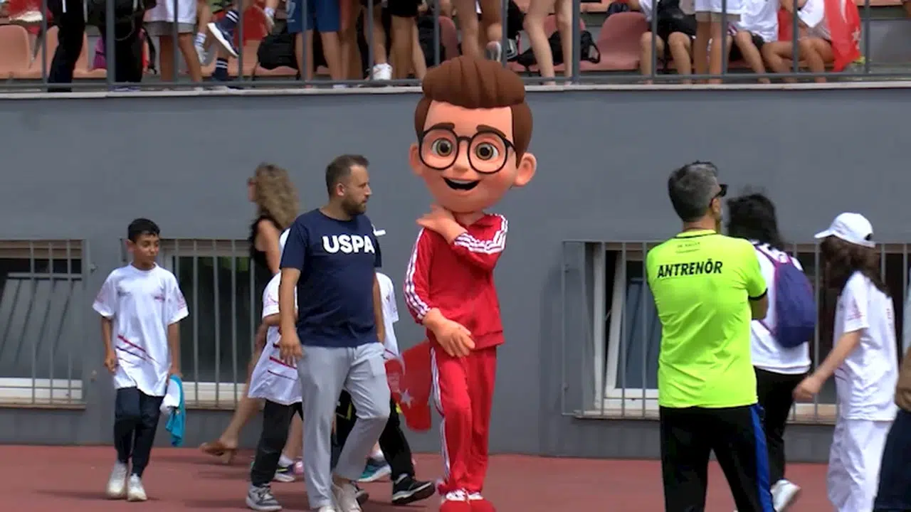 İstanbul - Bakan Bak: Bu sene 50 gençlik kampımızda yaklaşık 250 bin gencimizi misafir edeceğiz