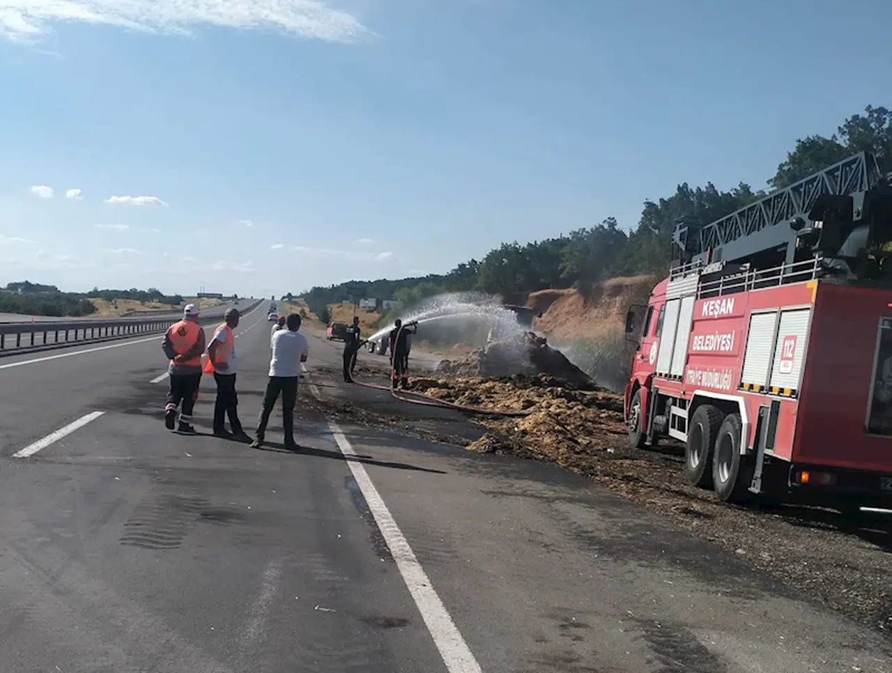 EDİRNE'de, seyir halindeki traktöre bağlı 2 römork ve üzerindeki saman balyaları yandı (VİDEO EKLENDİ)
