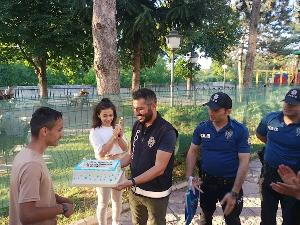 Kastamonu'da polislerden kas hastası gence sürpriz doğum günü kutlaması