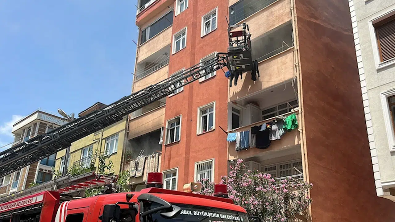 İstanbul- Kartal'da 7 katlı binada yangın; mahsur kalan bir kişiyi itfaiye kurtardı 