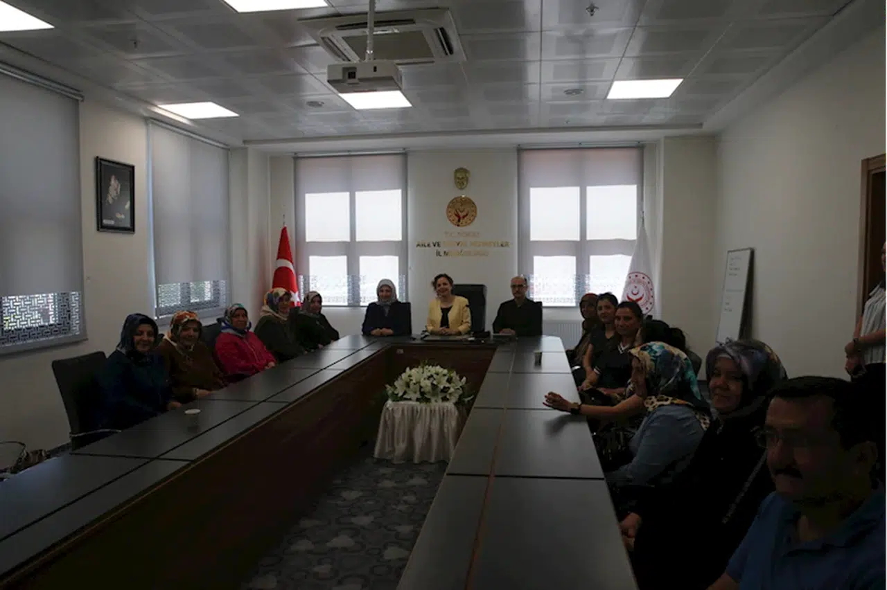 Tokat Valisi Numan Hatipoğlu'nun eşi, koruyucu ailelerle bir araya geldi
