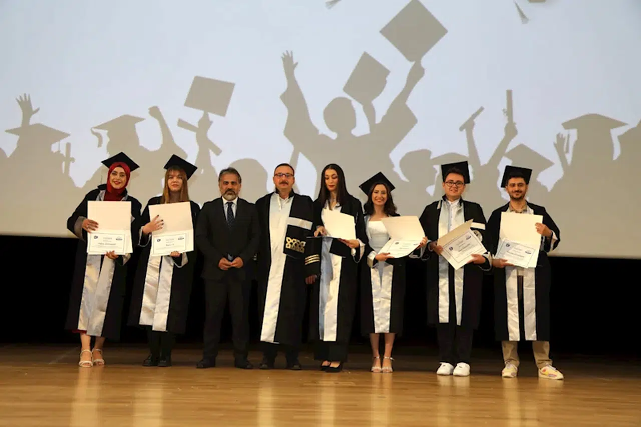 ERÜ İletişim Fakültesi 18’inci dönem mezunlarını verdi