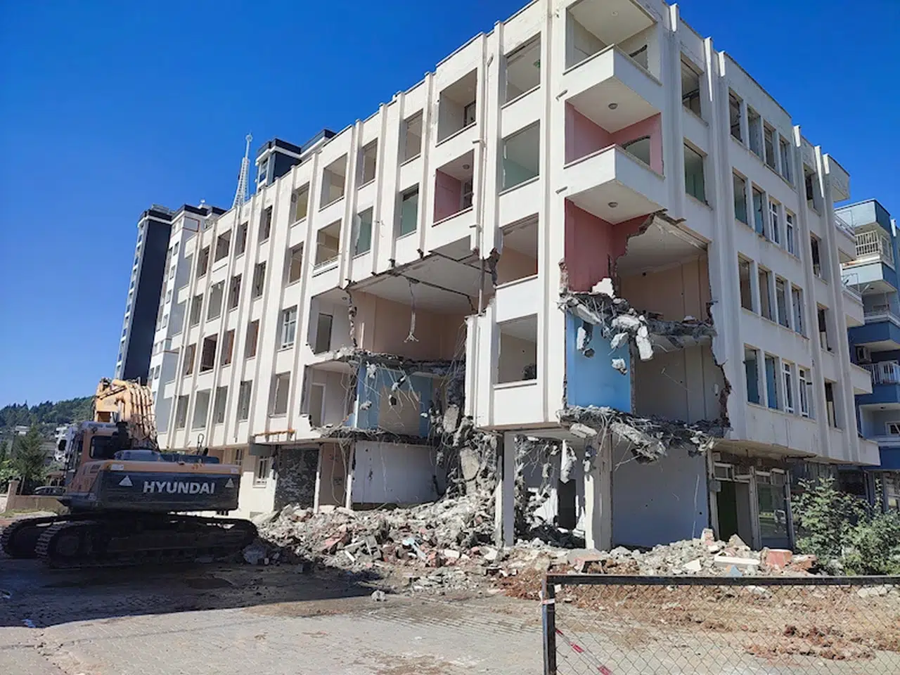 Kozan'da orta hasarlı binanın yıkımına başlandı