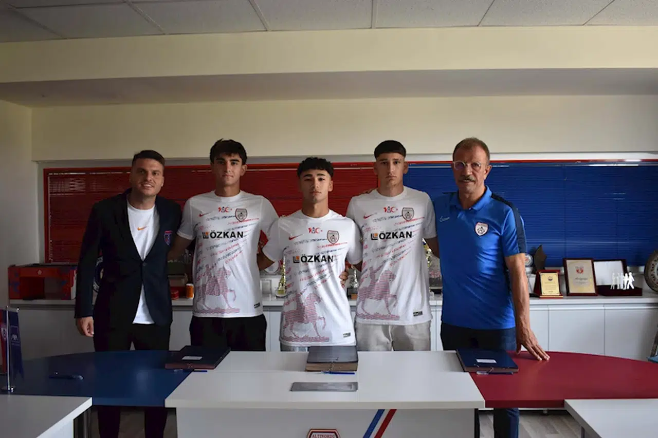 Altınordu'da 3 gençten profesyonel imza