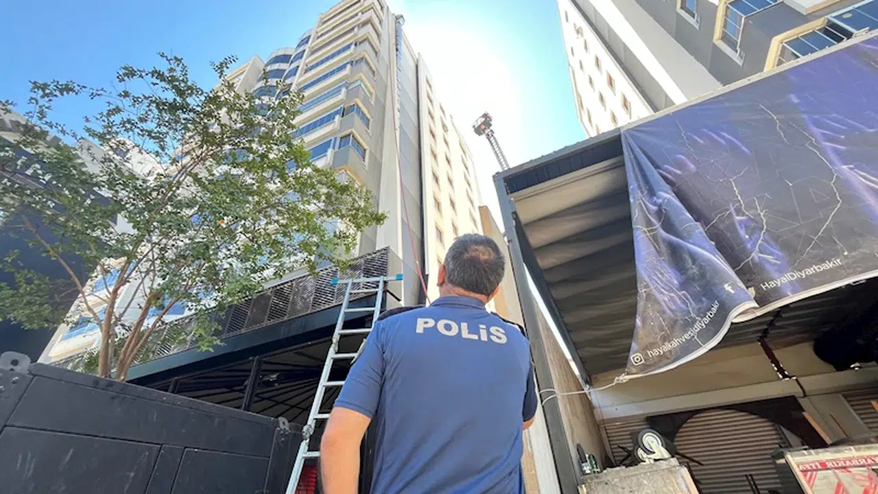 Diyarbakır'da 12 katlı binanın zeminindeki restoranın bacasında yangın