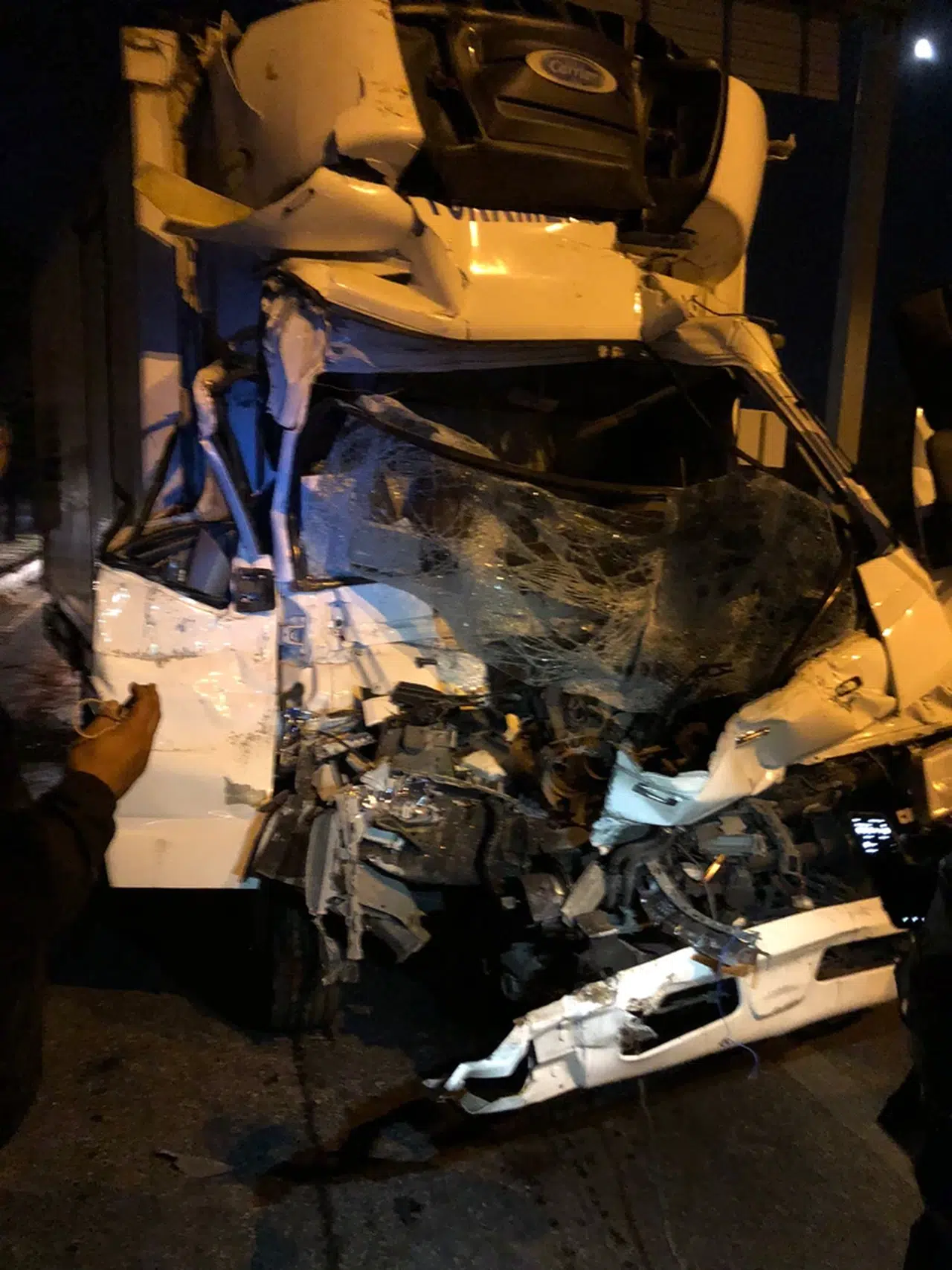 Bolu'da tırla çarpışan kamyonetin sürücüsü yaralandı