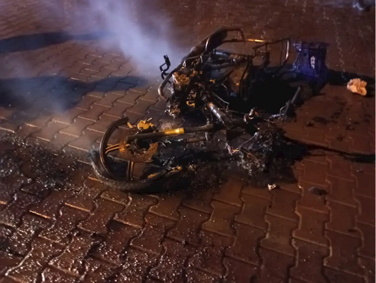 Karabük'te motosikletin kundaklanması cep telefonu kamerasında