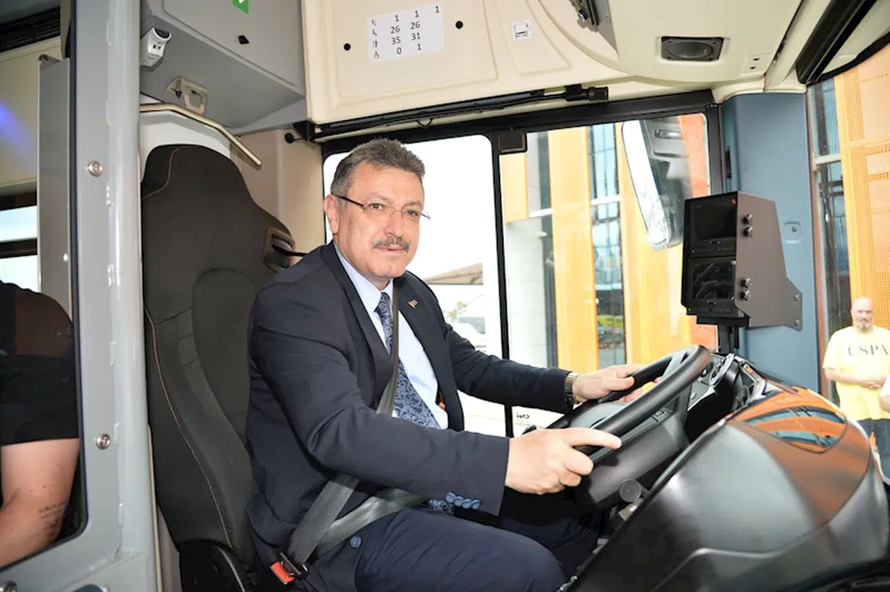 Başkan Genç, elektrikli otobüsü sürerek test etti