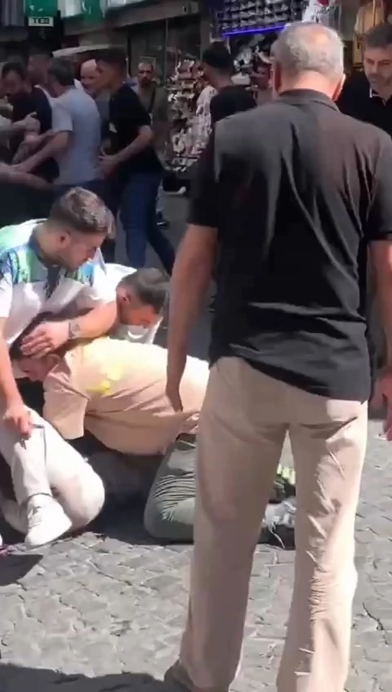 İstanbul - Fatih Mısır Çarşısı'nda bıçaklı kavga; yere yatırdıkları kişiden silahı almak için bıçak kullandı