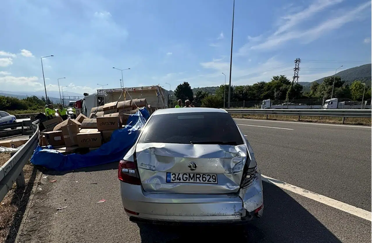 Düzce'de kamyonet emniyet şeridinde duraklama yapan otomobile çarptı, 4 kişi yaralandı