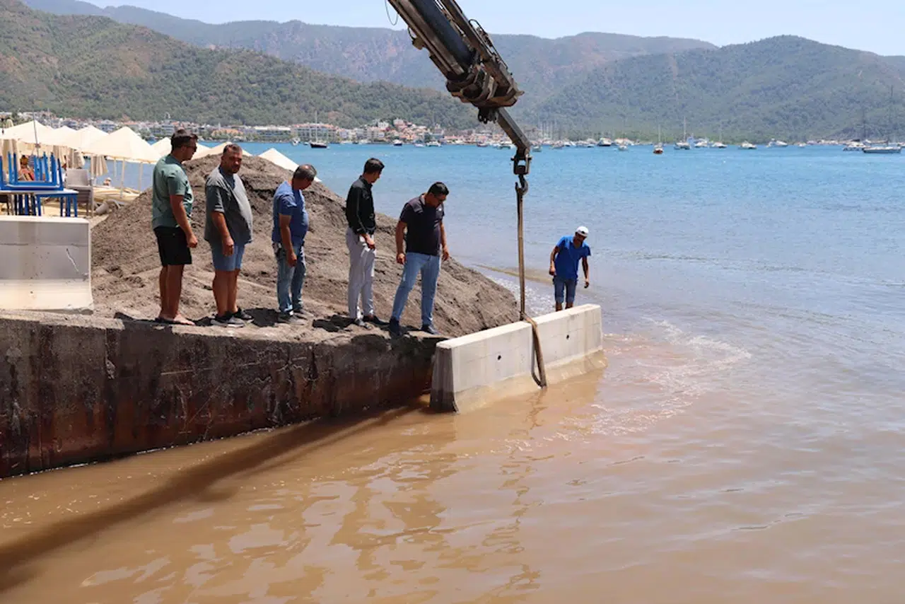 Marmaris'te dere ağzına beton bariyer yerleştirildi