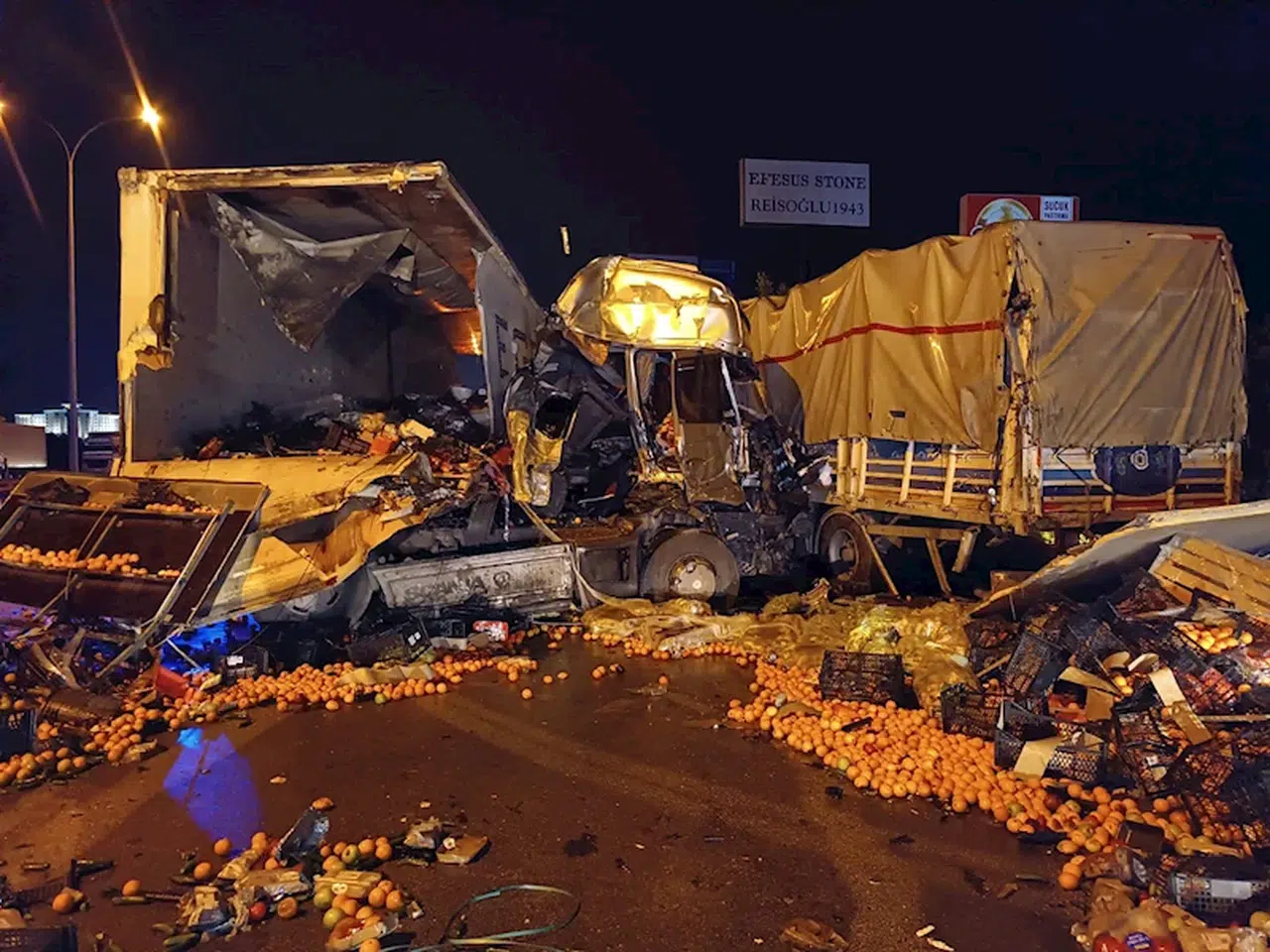 Yolcu otobüsü ile TIR çarpıştı: 14 yaralı