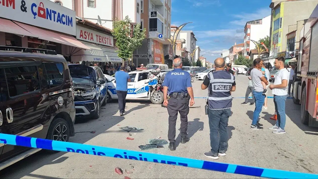 Çorum'da otomobilin 3 araca çarpması sonucu 2'si polis, 3 kişi yaralandı