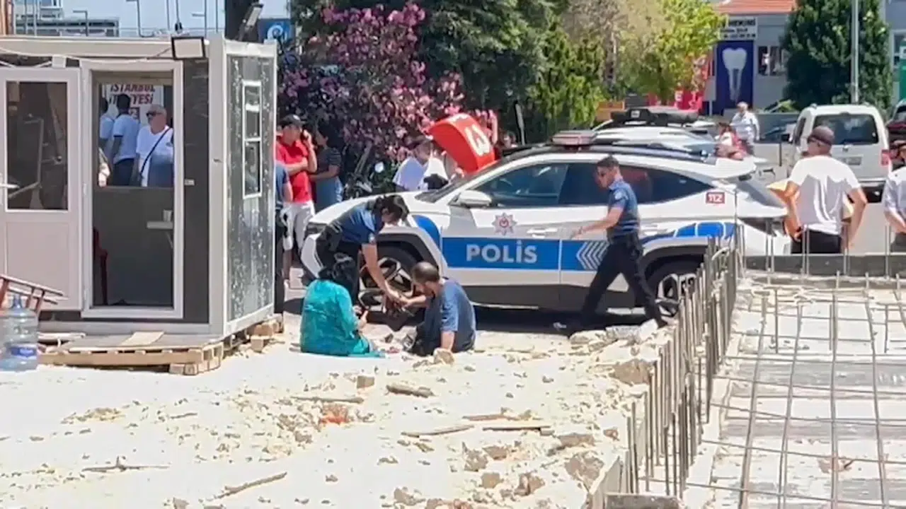 İstanbul - Avcılar'da otomobil yayaların arasına daldı: Yaralılar var-1 