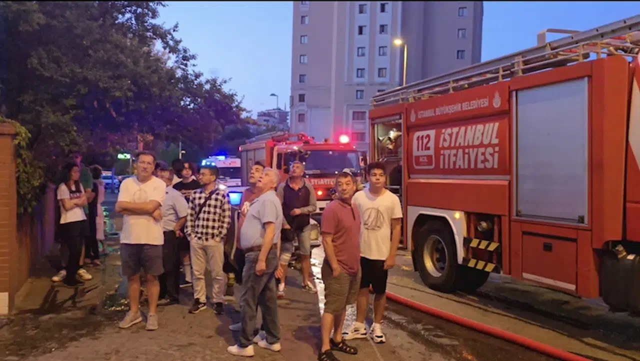 İstanbul - Ataşehir'de 14 katlı binada yangın; 1 kişi dumandan etkilendi