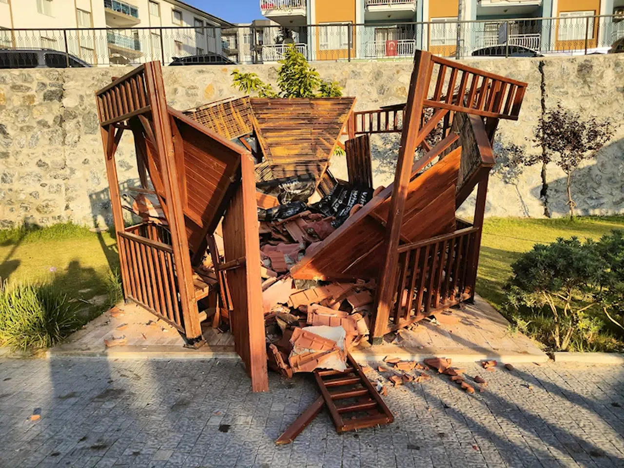 Kuşadası'nda park ve bahçeler vandalların hedefi oldu