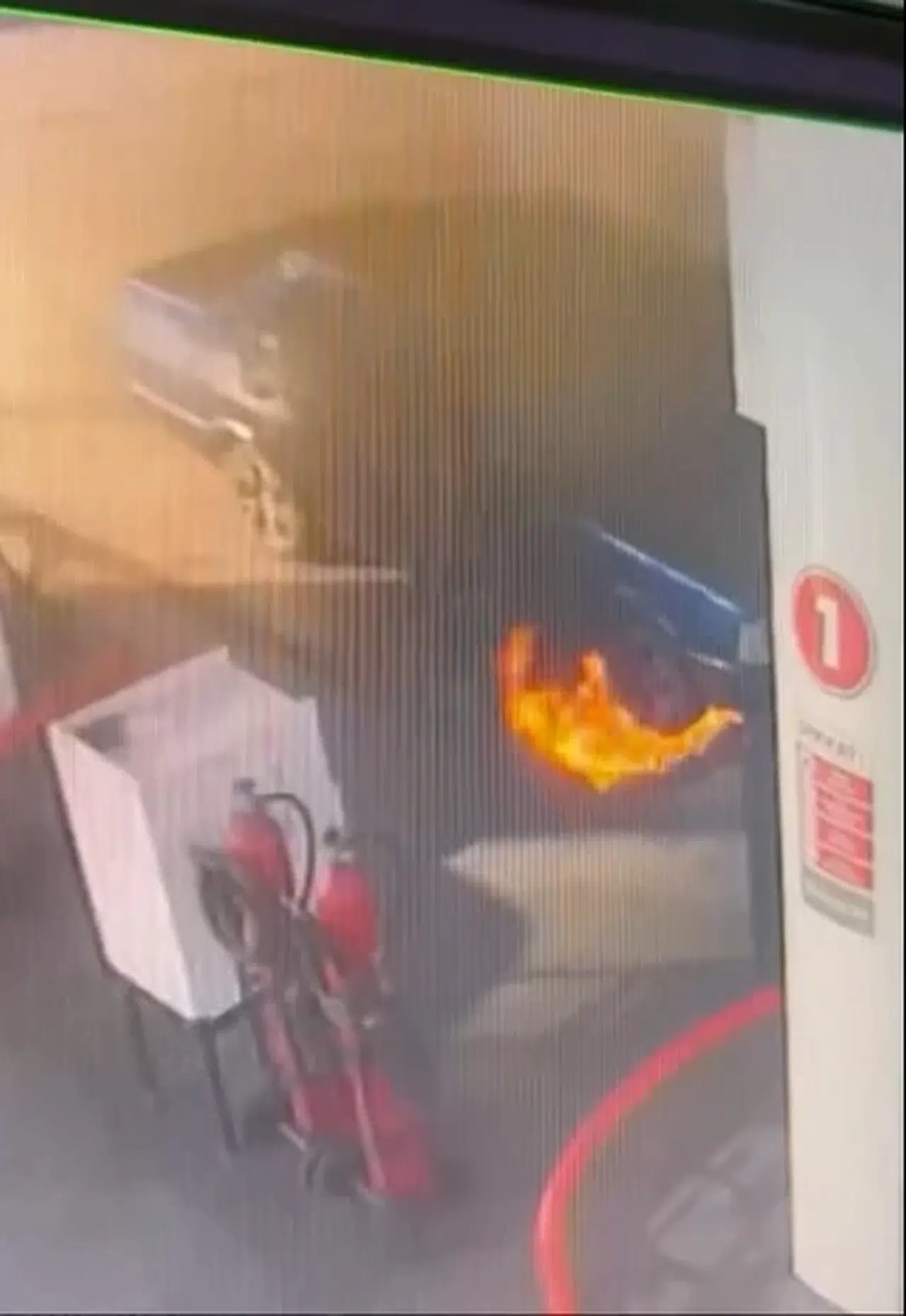 Akaryakıt istasyonunda otomobilde yangın çıktı