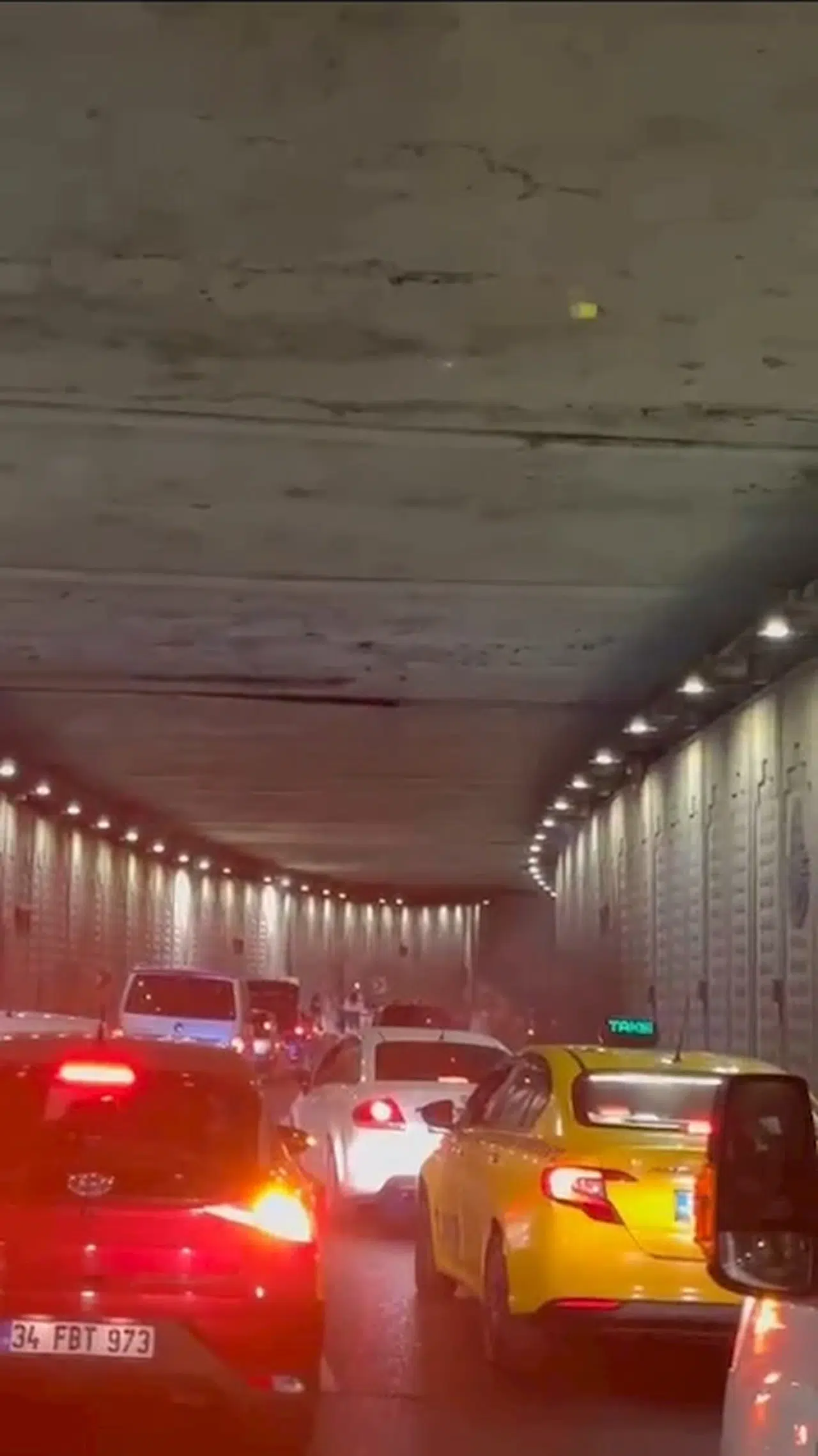 İstanbul- Ümraniye'de alt geçidi trafiğe kapattılar, sürücüler isyan etti