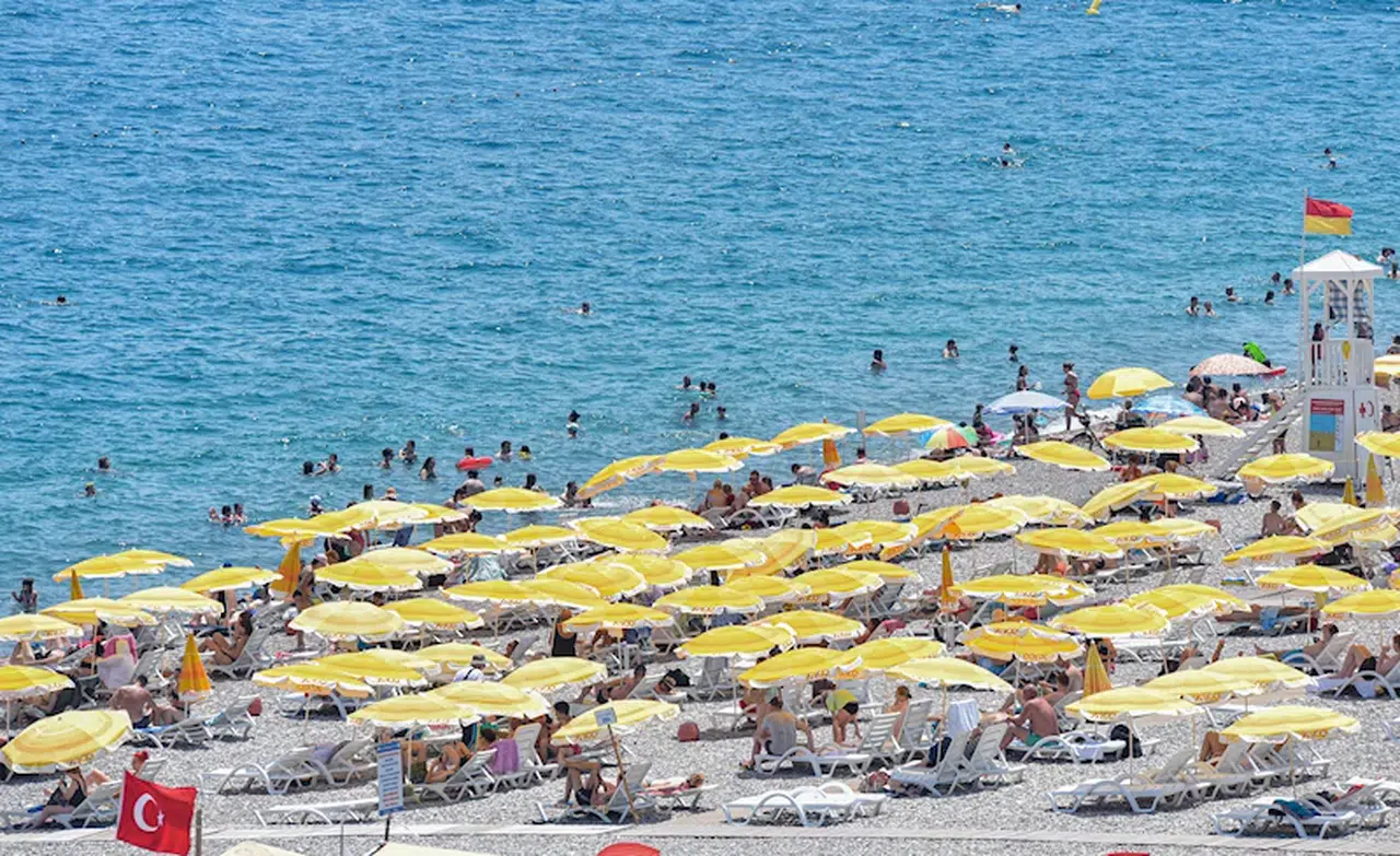 Antalya'nın havası da denizi de sıcak